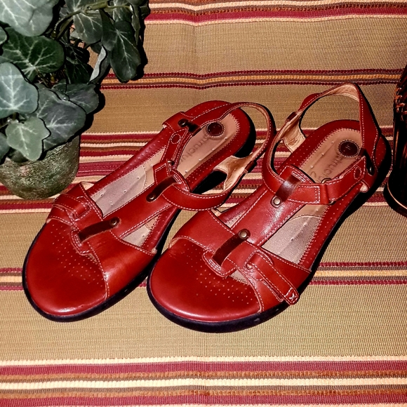 Unstructured Clarks Sandals - Picture 5 of 8